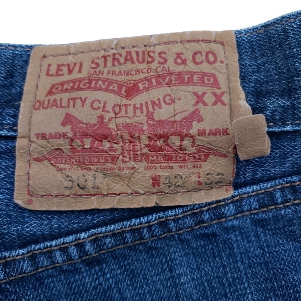 Levi's straight leg button fly 501 jeans. Size 42×32 - Picture 7 of 8